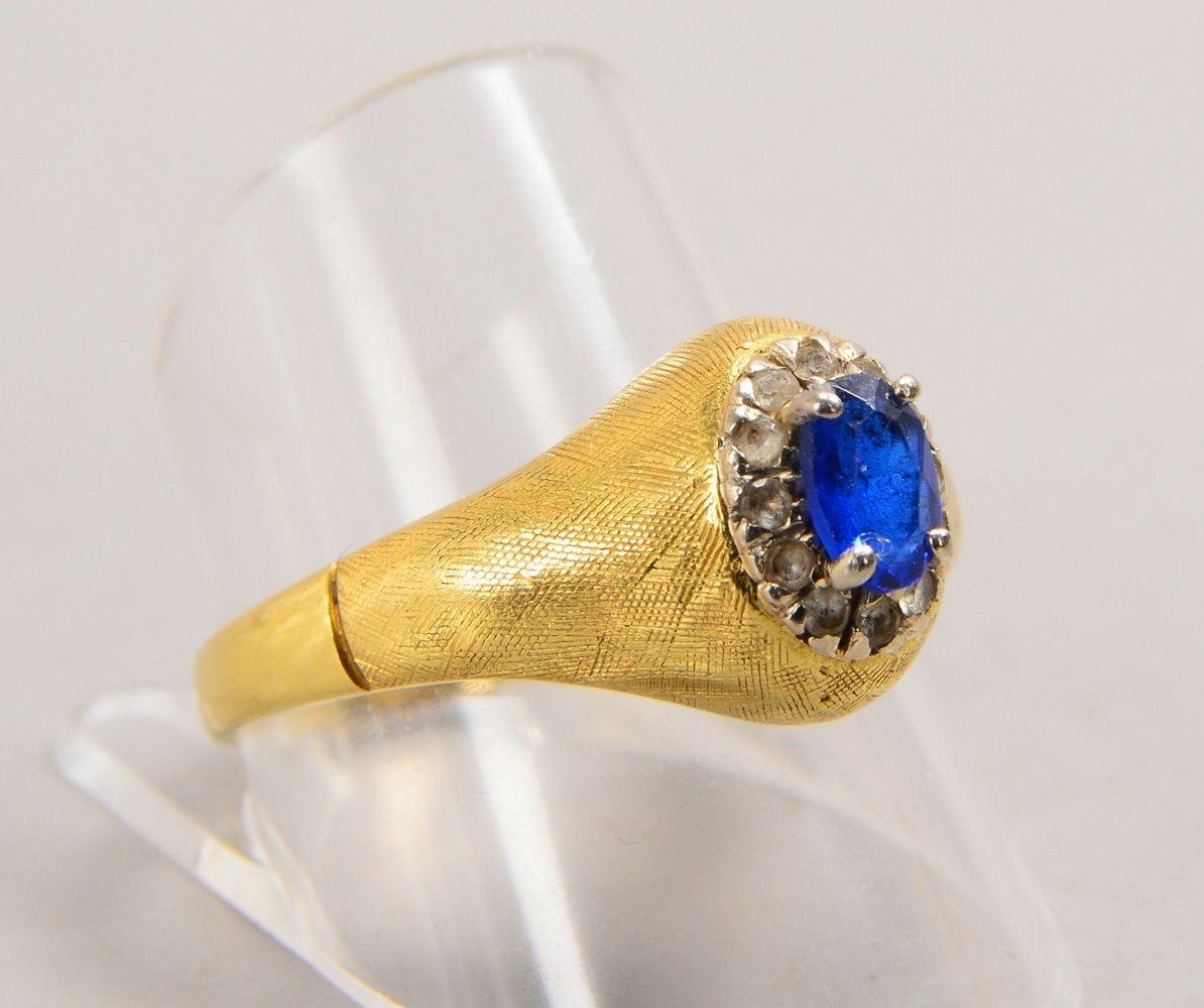 Ring, 750 GG (gest.), besetzt mit einzelnem Saphir, Stein im Ovalschliff; RG 62