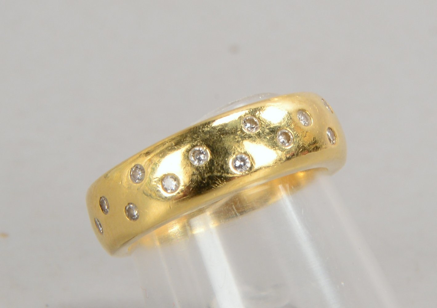 Ring, 585 GG (gestempelt), mit Diamantbesatz; RG 54, Gewicht 5,40 g
