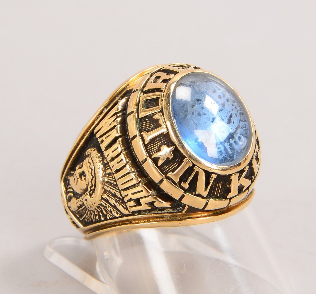 Herrenring, 10 kt Gold (gest.), mit blauem Besatz im Cabochonschliff; RG 58