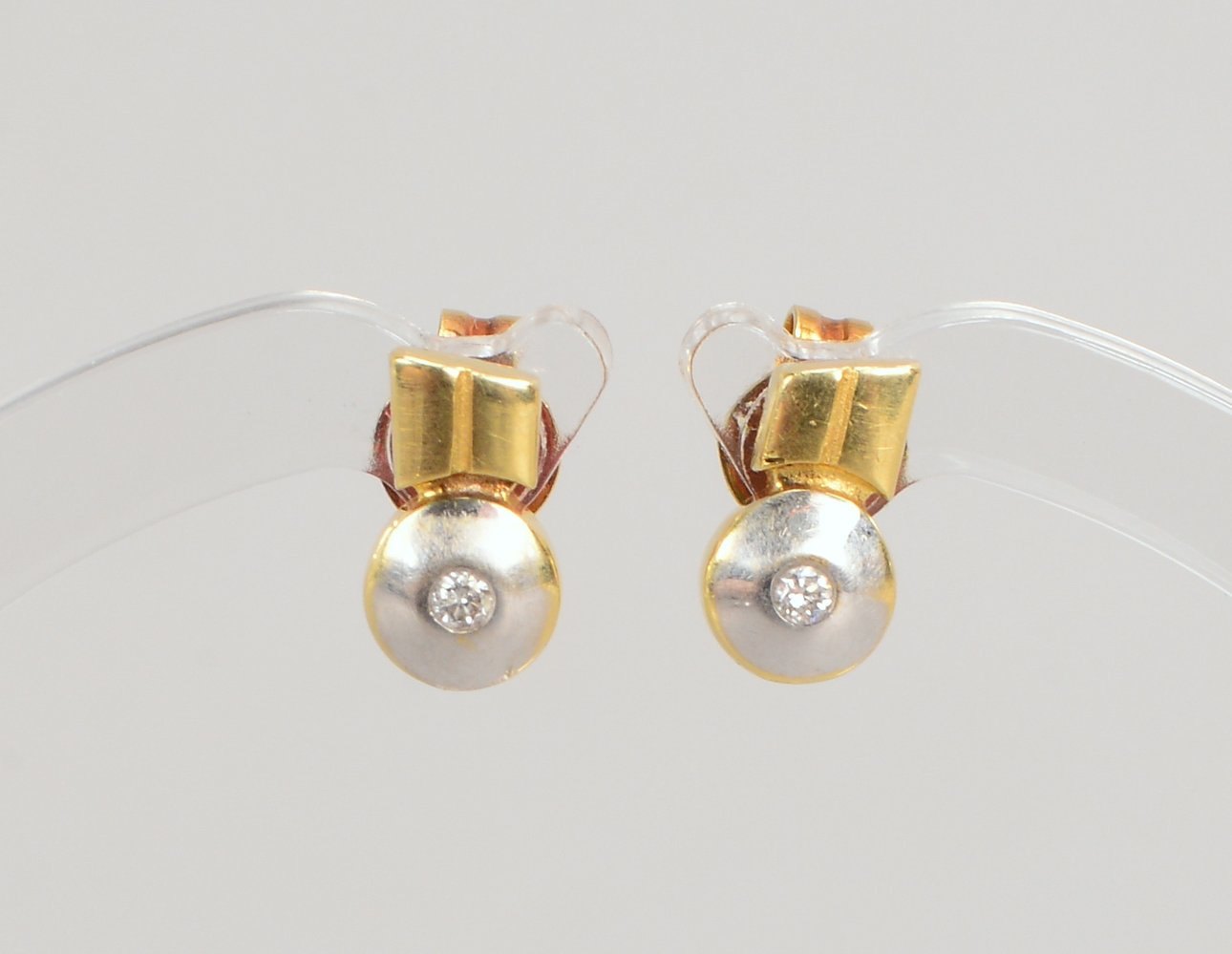 Paar Ohrstecker, 585 GG (gest.), teils rhodiniert, mit je 1 kl. Brill.; Gew. 1,60 g