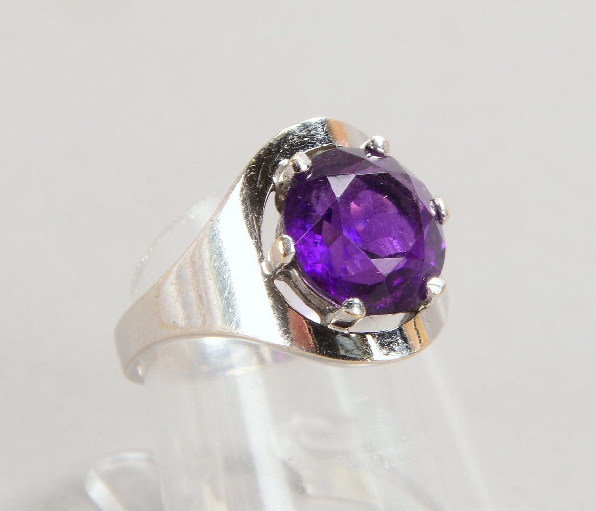 Ring, 585 WG (gest.), mit fac. Amethyst im Rundschliff; RG 54, Gewich 4,40 g