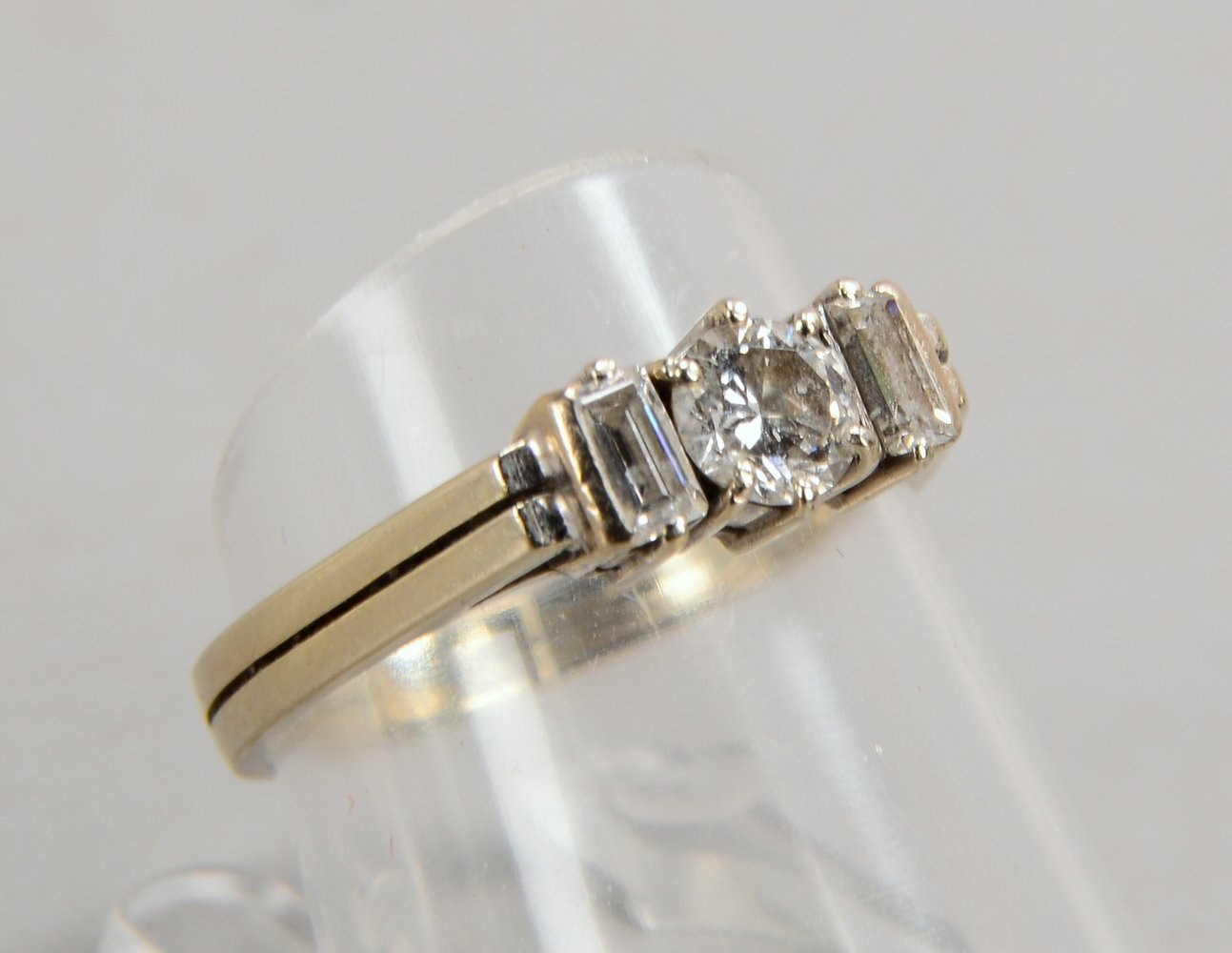 Ring, 585 WG (gest.), mit 3x Diamanten/ca. 0,33 ct: 2x Baguette-/1x Brillantschliff