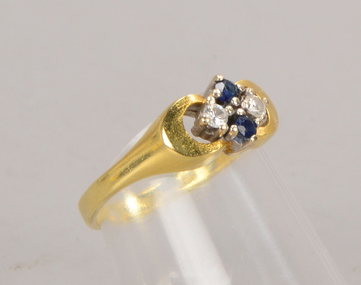 Ring, 585 GG (gest.), mit je 2x Saphiren und 2x Brillanten/zus. 0,08 ct; RG 52
