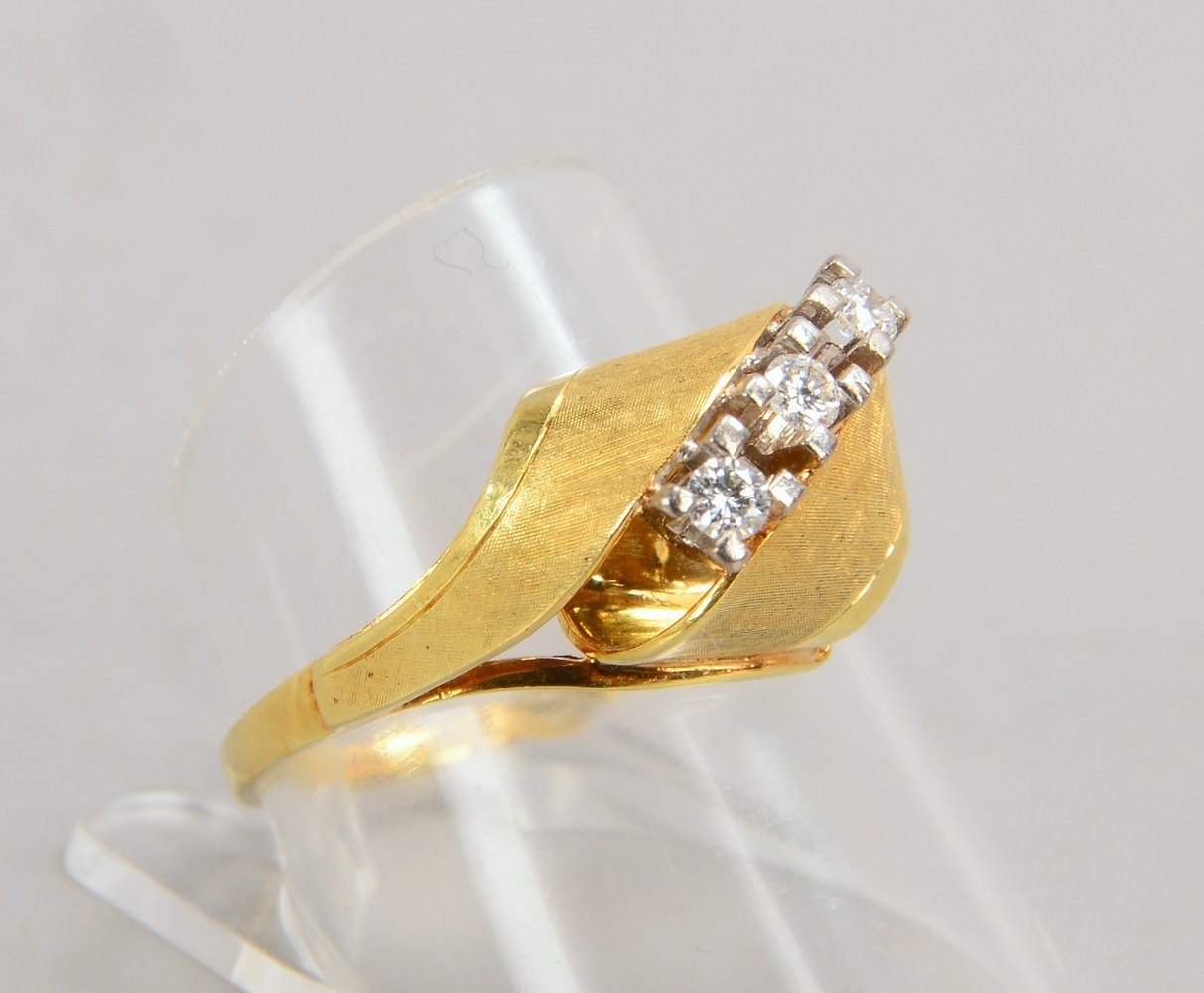 Ring, 585 GG (geprüft), besetzt mit 3x kleinen Brillanten; RG 58, Gewicht 3,70 g