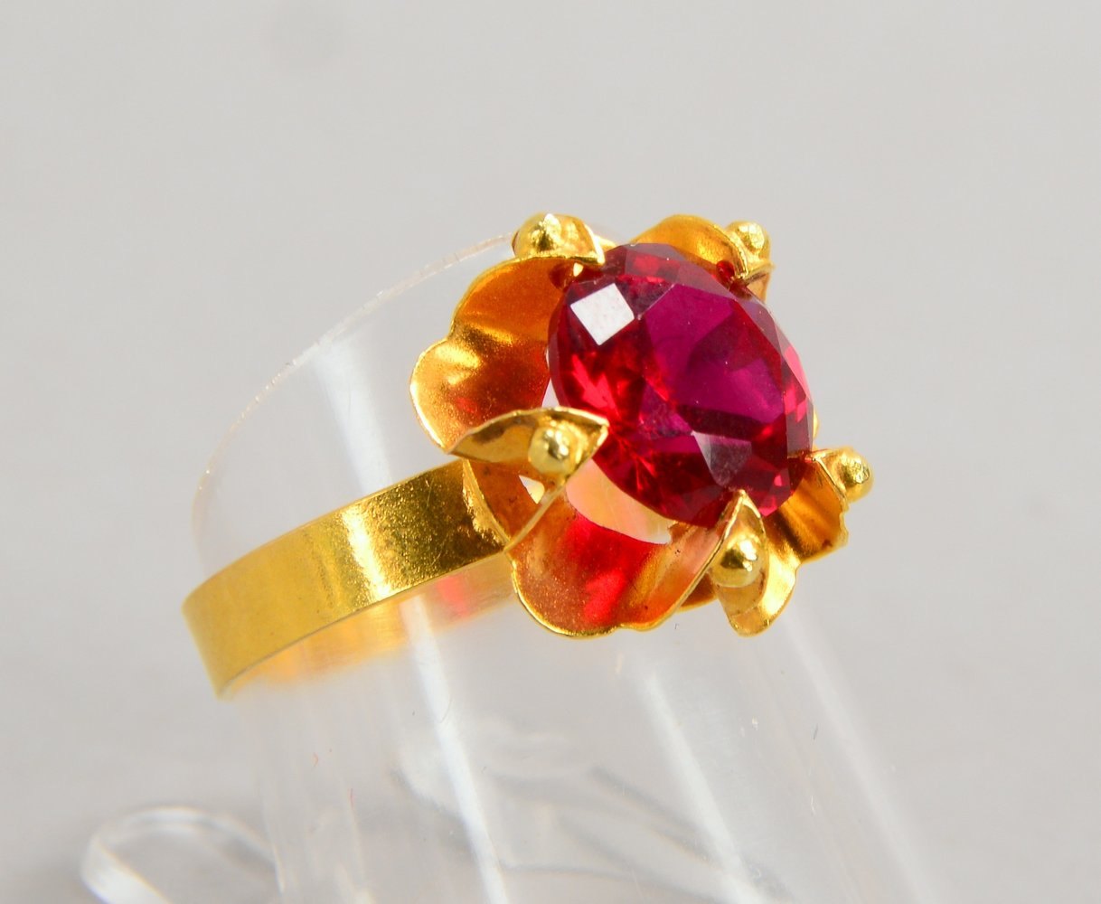 Ring, 585 GG (gest.), mit facettiertem rundem Saphir, Farbe Rot; RG 55, Gew. 2,50 g