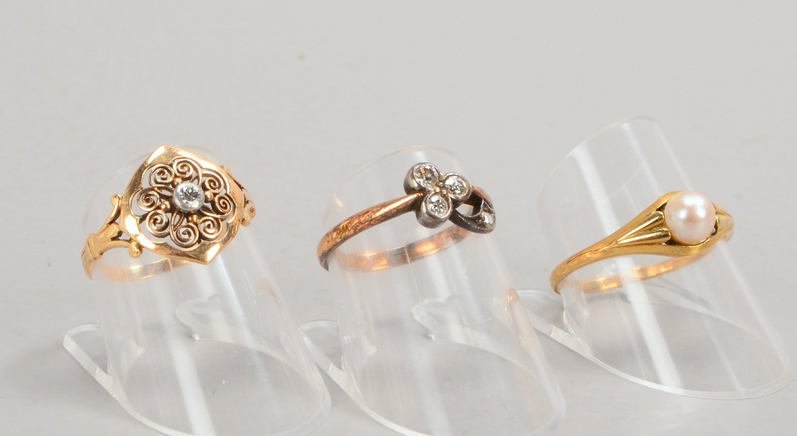 Ringe-Konvolut, 585 GG (gest./gepr.), 3 Stück: 2x Diamantbesatz, 1x Perlenbesatz
