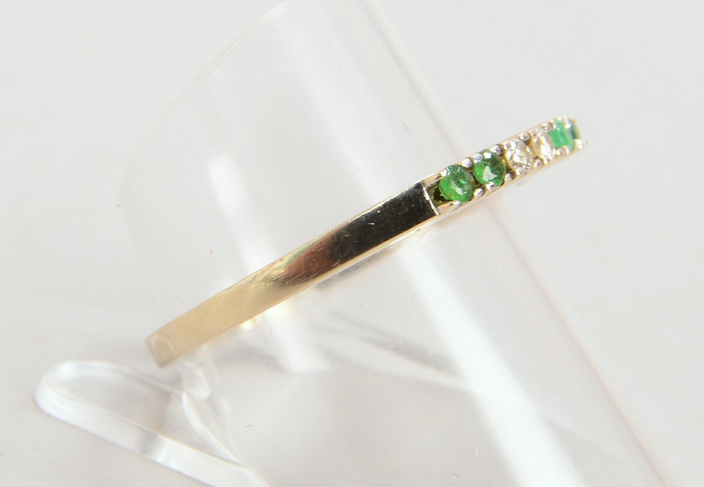 Ring, 585 WG (gest.), mit Smaragd und Diamanten; RG 58, Gewicht 2,10 g
