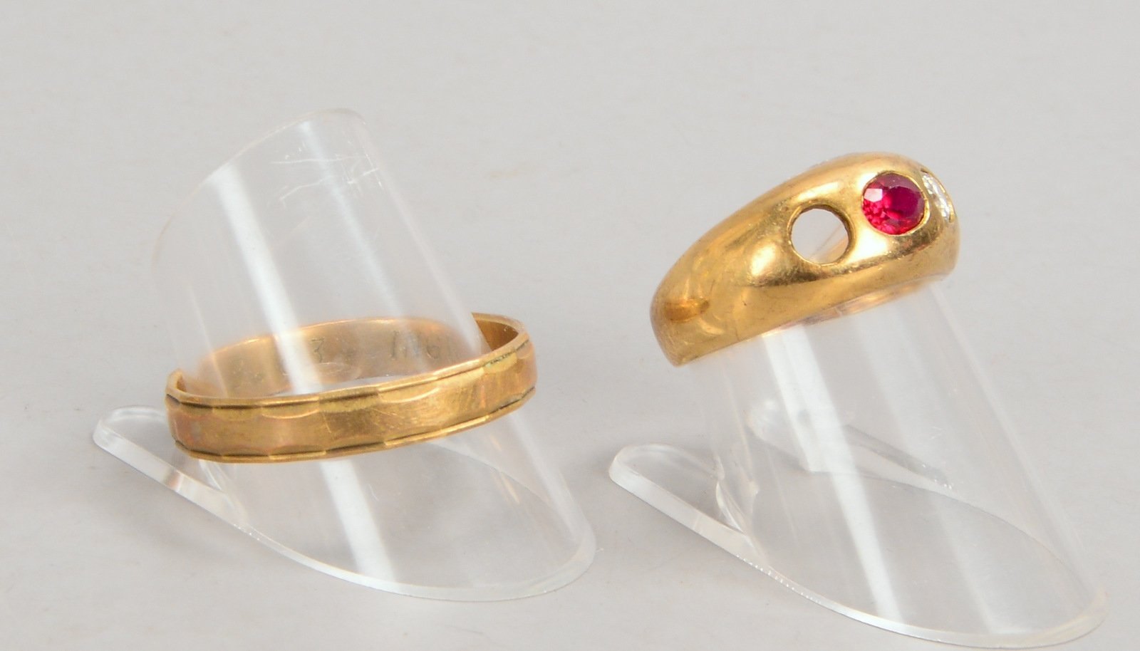 2 Ringe, 333 GG (gest.), 1x mit Steinbesatz; RG 53/RG 69, Gew. zus. 6,30 g