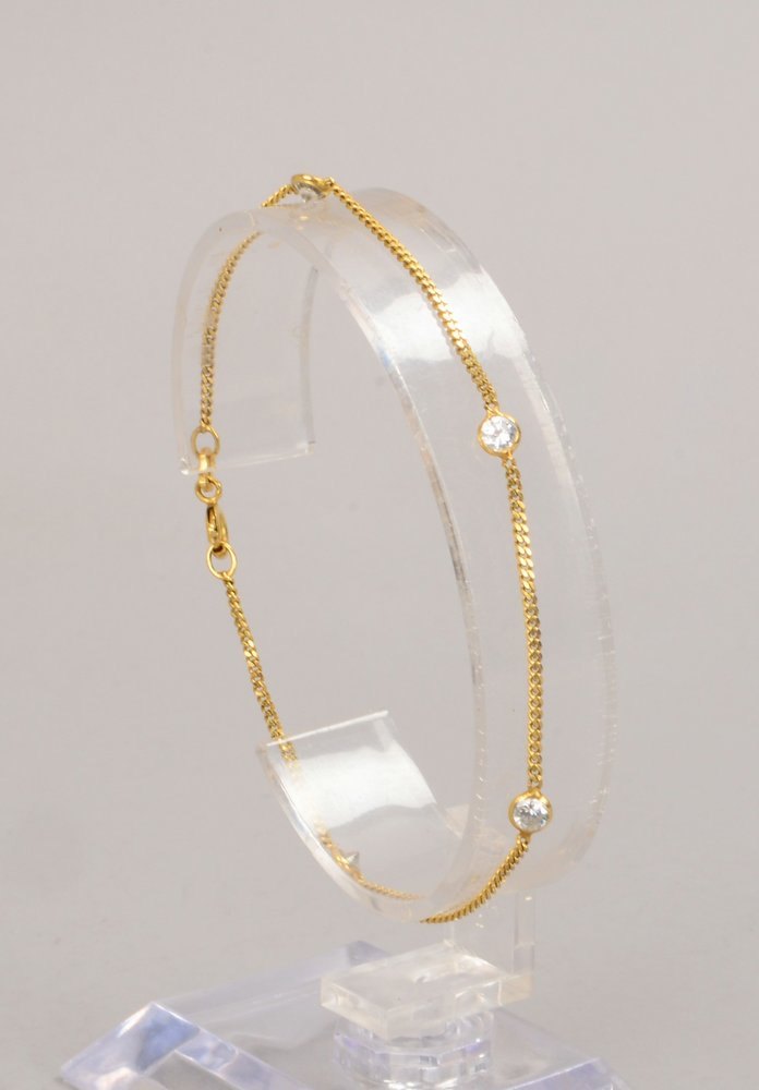 Armband, 333 GG (gest.), mit 4-fachem Zirkonbesatz(?); Länge 18 cm, Gewicht 1,30 g