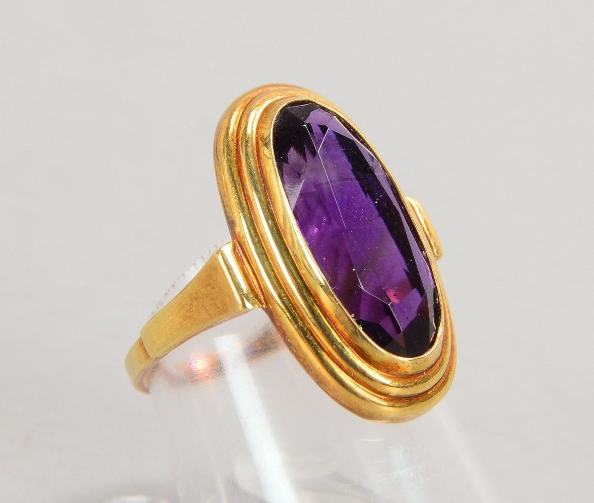 Ring, 585 GG (gest.), besetzt mit fac. Amethyst im Ovalschliff; RG 50, Gew. 4,20 g