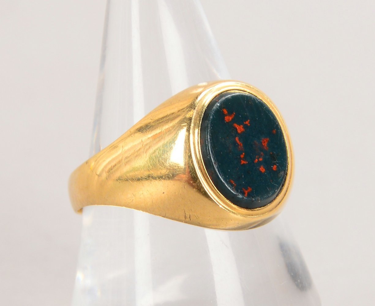 Ring, 585 GG (gepr.), mit Blutjaspis-Platte, Ringschiene gekürzt; Gew. 2,20 g