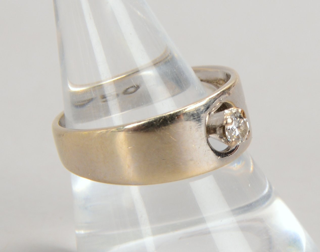 Ring, 750 WG (gest.), mit Brillant von ca. 0,15 ct, Innenschiene mit Gravuren
