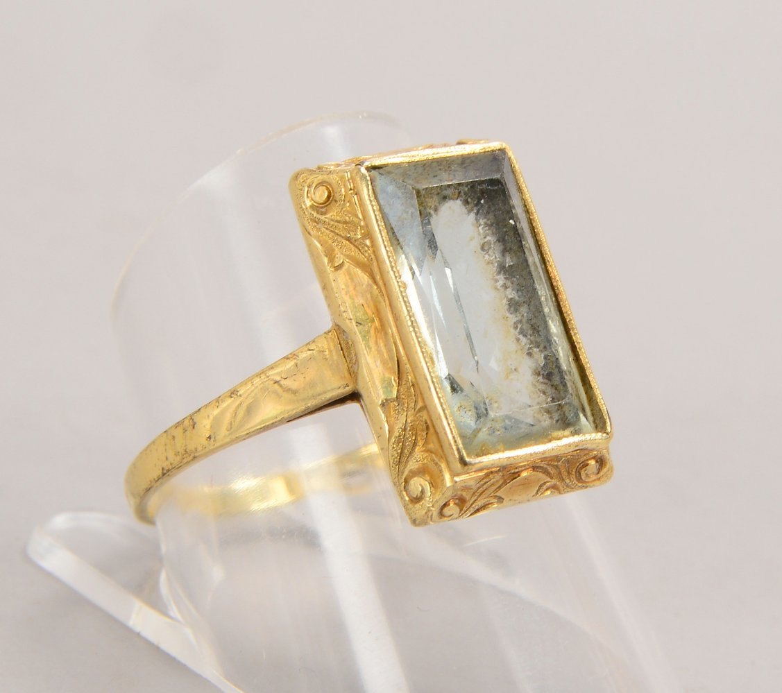 Ring, 585 GG (gest.), mit einzelnem Quarzstein(?); RG 59, Gewicht 4,20 g
