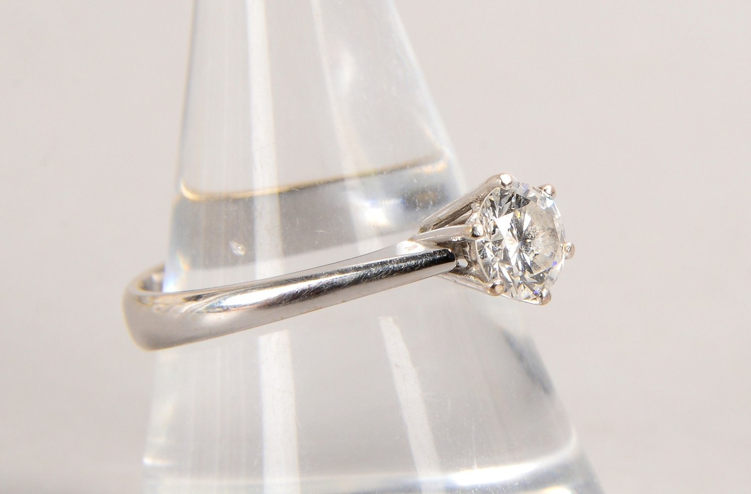 Solitärring, 750 WG (gest.), mit 18x Brillanten/ca. 0,45 ct, Farbe Weiß/Vvsi