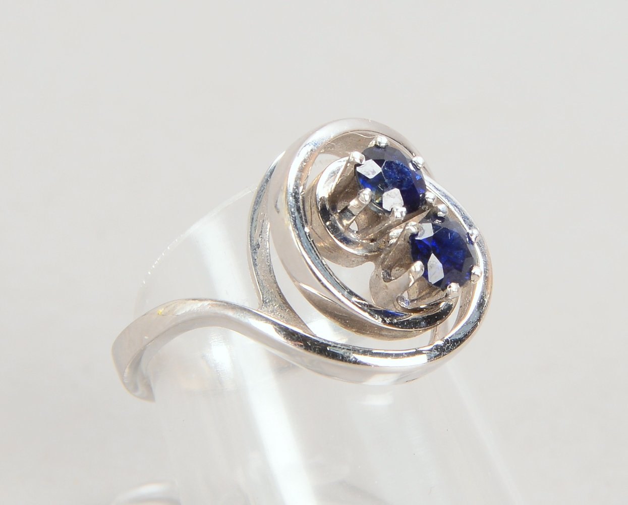 Ring, 585 WG (geprüft), mit 2-fachem Saphirbesatz; RG 49 cm, Gewicht 4,40 g