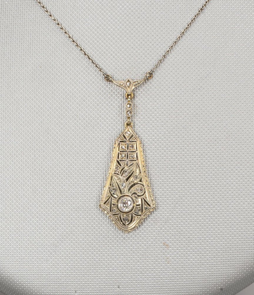 Anhänger (Art déco) an Kette, 800 Platin (gest.), mit Altschliff-Diamant/Diamantrosen