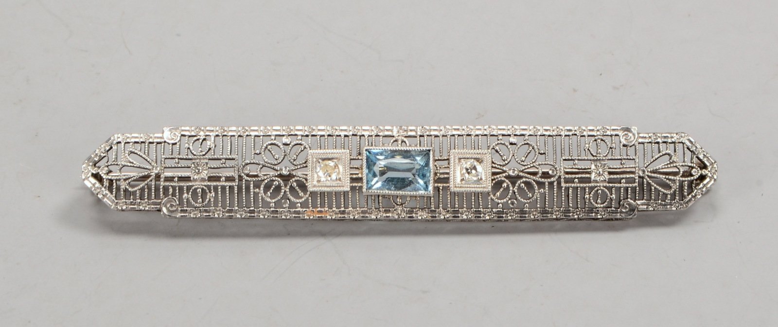 Brosche (im Art déco-Stil), 585 WG (gepr.), mit Aquamarin/2x Brillanten