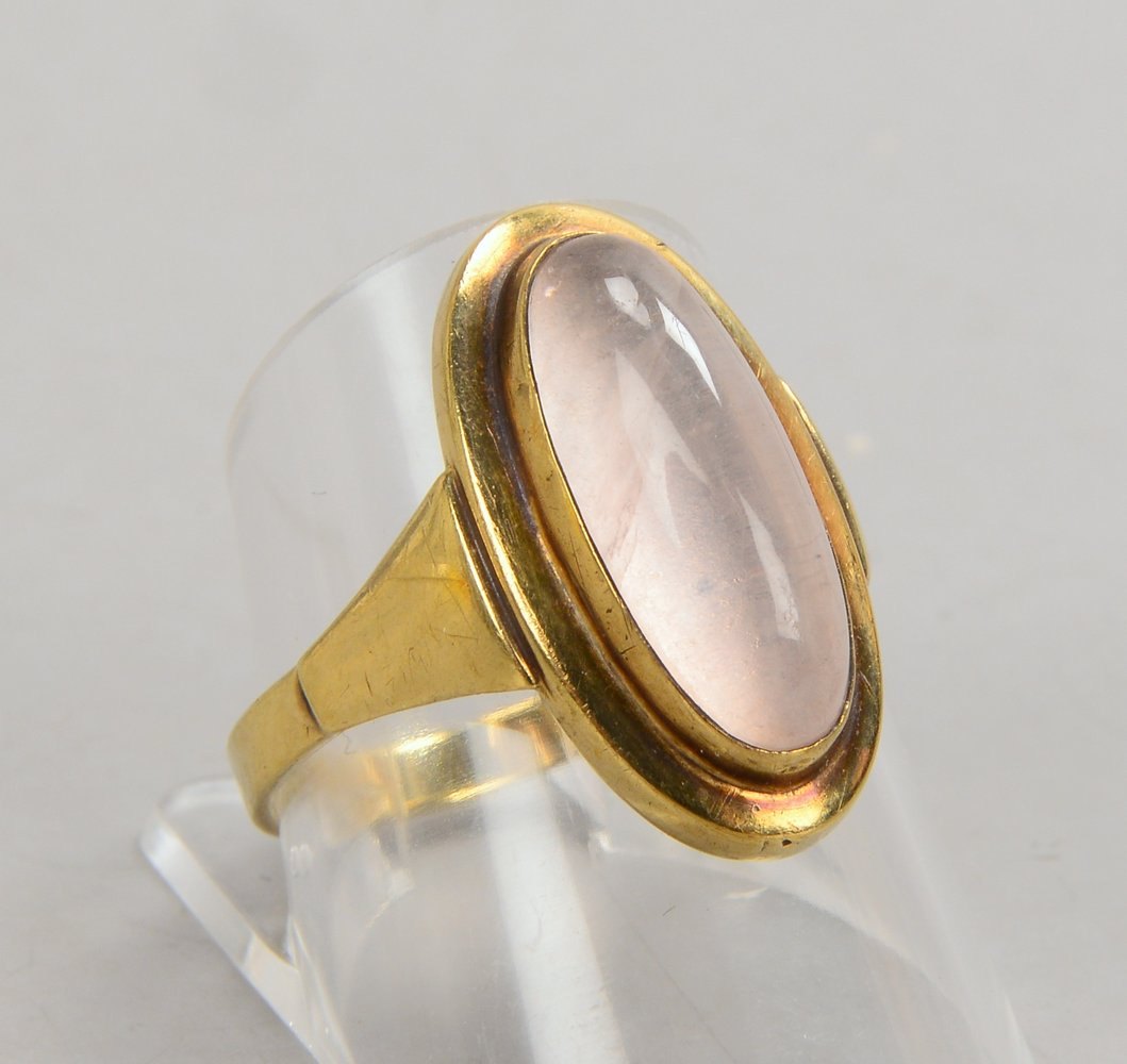 Ring, 333 GG (gest.), mit Rosenquarz-Cabochon; RG 59, Gewicht 3,40 g