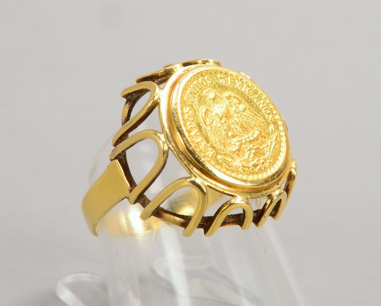 Ring, 585 GG (gest.), mit Goldmünze, 'Dos Pesos, 1945'; RG 53, Gew. 4,90 g