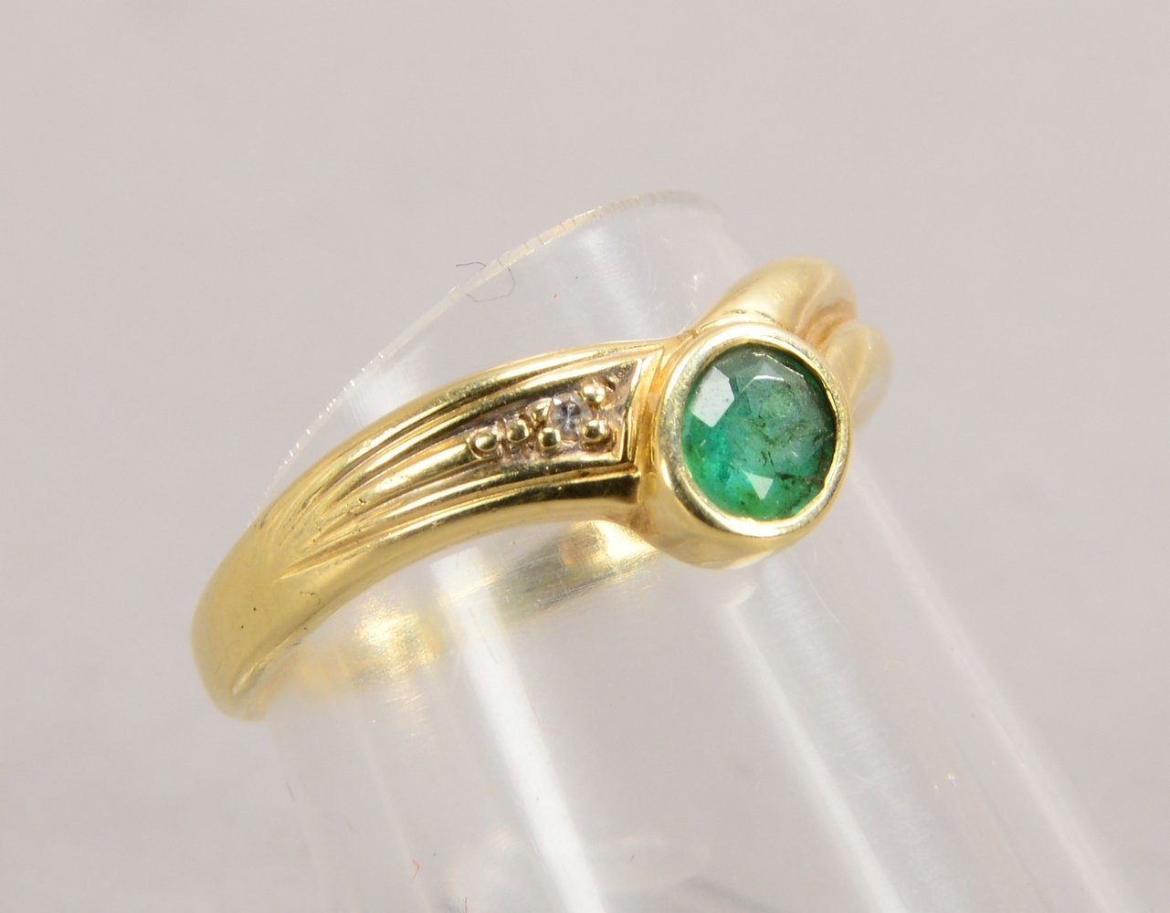 Ring, 585 GG (gest.), mit einzelnem kl. Smaragd; RG 52, Gewicht 2,07 g