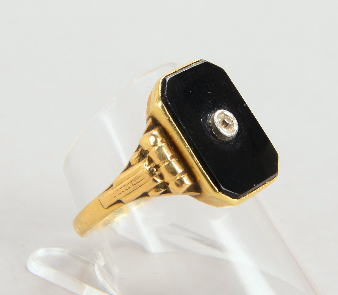 Ring, 585 GG (gest.), mit Onyxplatte und kl. Diamanten; RG 57, Gewicht 3,60 g