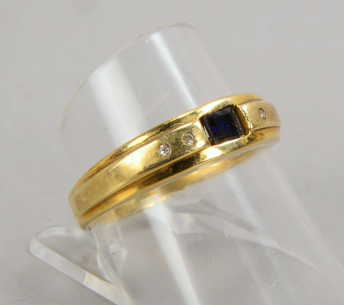 Ring, 585 GG (gest.), mit einzelnem Saphir und 3x kl. Diamanten; RG 58
