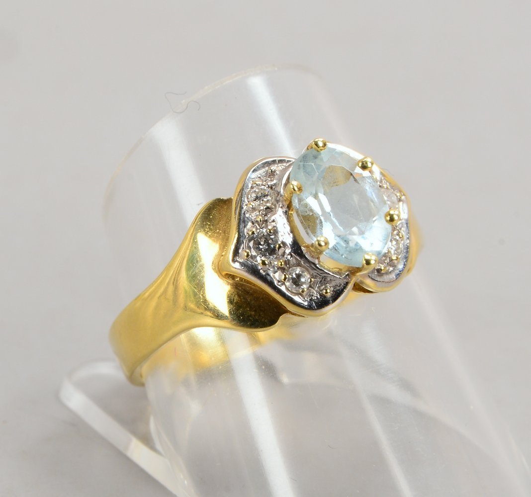 Ring, 585 GG/WG (gest.), mit ovalem Aquamarin und 6x Diamanten; RG 59