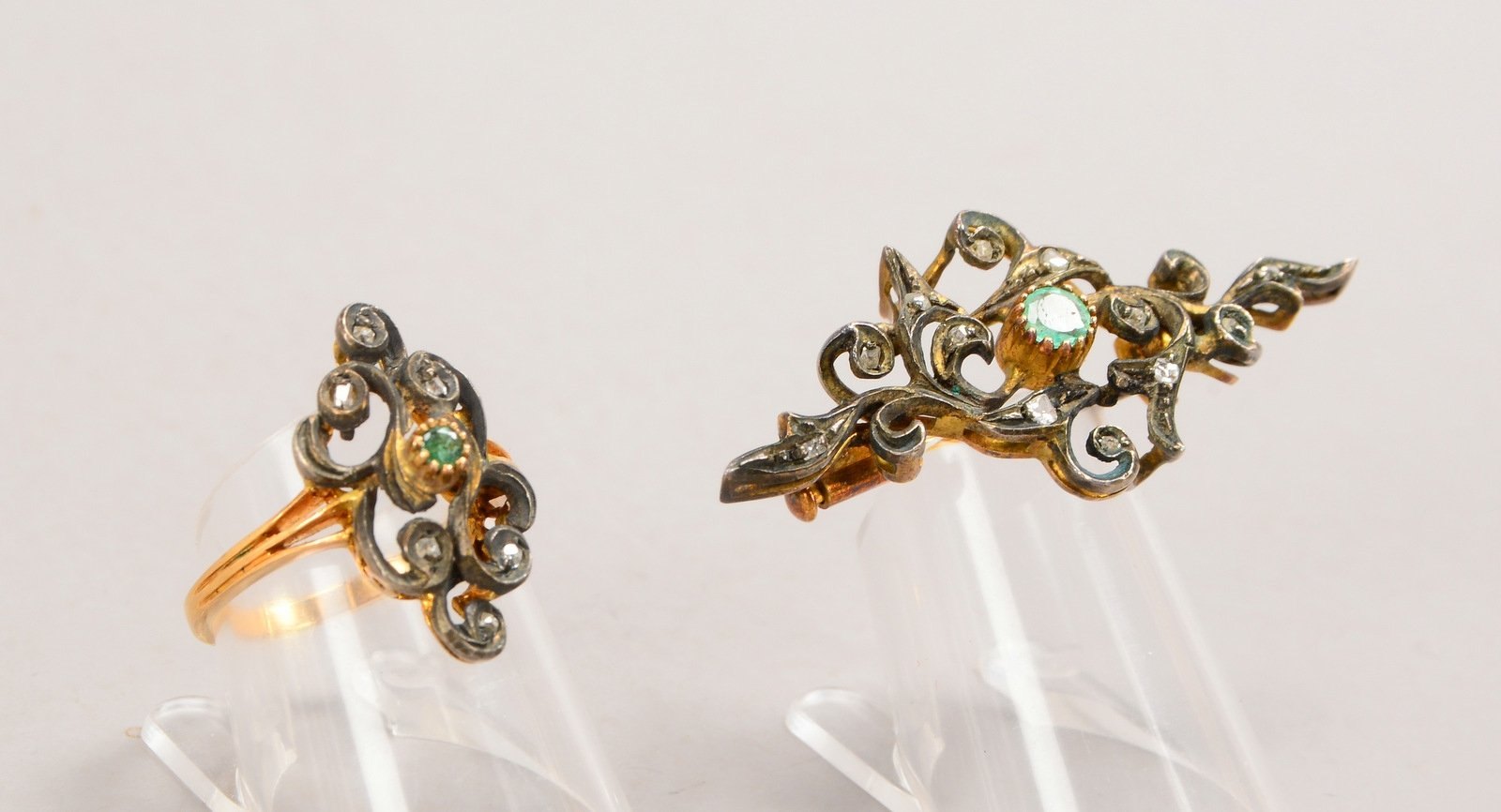 Schmuckset, 750 Gold und Silber, Smaragd/Diamanten, 1 Brosche und 1 Ring