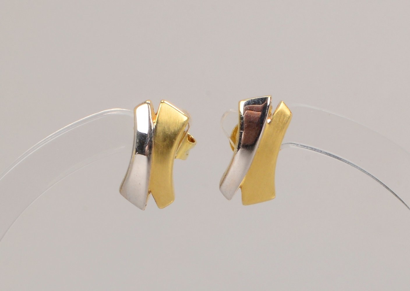 Paar Ohrstecker, 585 GG/WG (gestempelt); Länge 11 mm, Gewicht 2 g