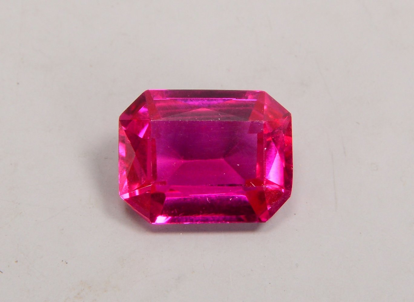 Einzelner Rubin, Stein im Scherenschliff; Maße 9 x 11 mm