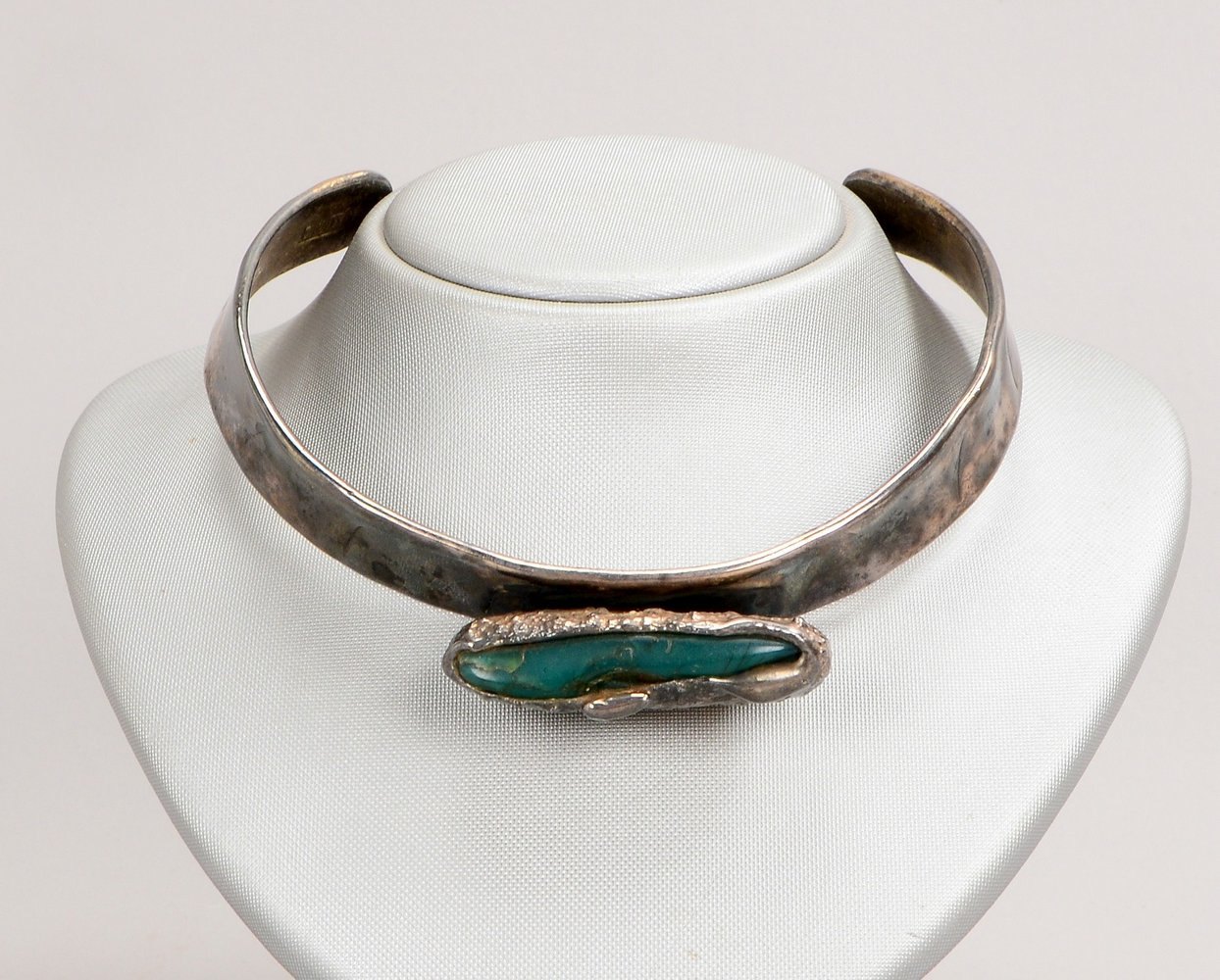Designer-Halsreif (Dänemark), grüner Schmuckstein, Entwurf: Jacob Hull