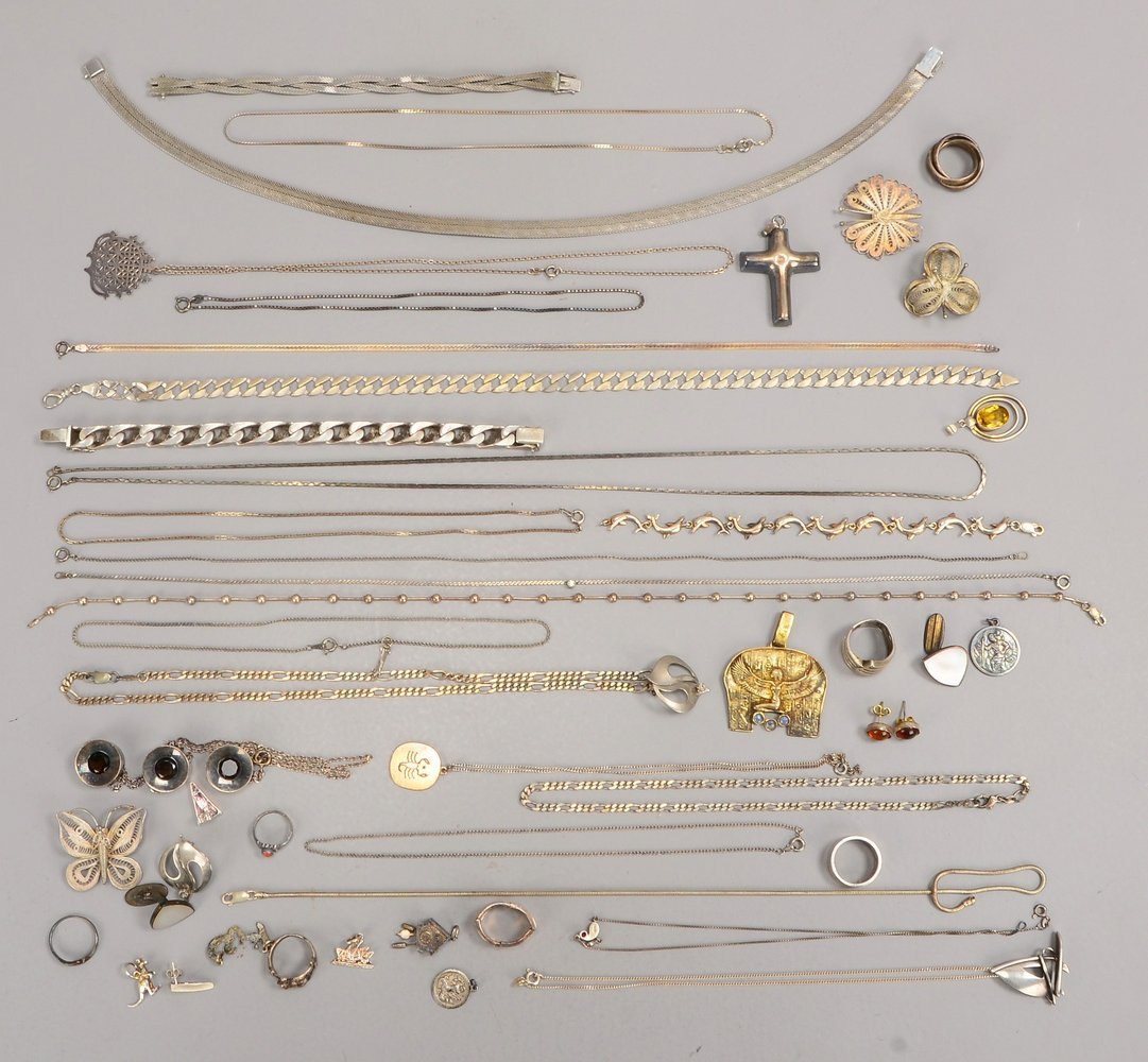 Silberschmuck-Konvolut, versch. Teile: Halsketten, Broschen, Ringe, u.a.; Gew. 395 g