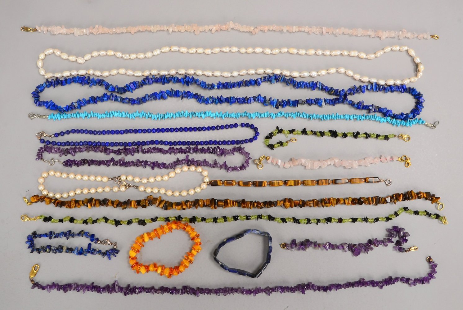 Halsketten, div. Perlen-/Steinbesatz (Tigerauge, Türkis, Amethyst, Bernstein, u.a.)