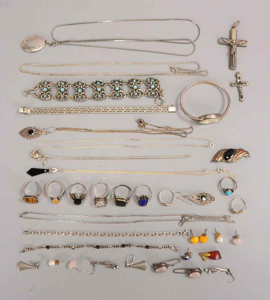 Silberschmuck-Konvolut, versch. Teile/Ausf.: Armbänder, Ringe, u.a.; Gew. 245 g
