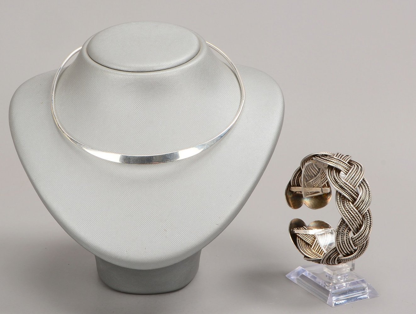 Silberschmuck: Halsreif, Ø 12 cm, und Armspange, Ø 6,5 cm; Gewicht zus. 94 g