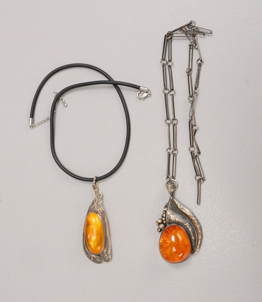 2 Anhänger (Jugendstil), Silber/Bernstein: 1x floral gestaltet, an Silberkette; 1x filigran