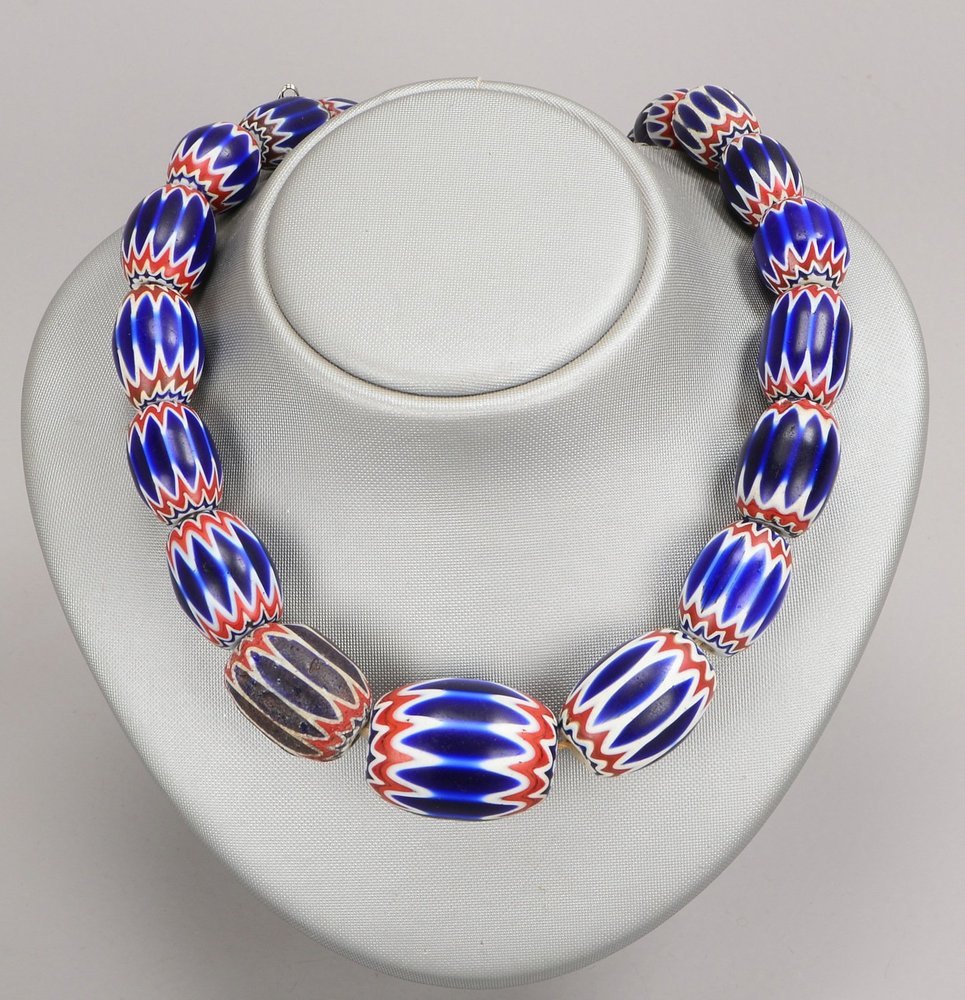 Murano/Venedig, Strang aus Chevron-Perlen/verlaufend, 31 Stück; Länge 60 cm