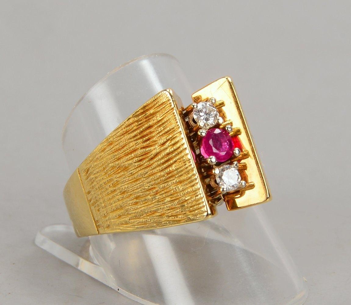 Ring, 585 GG (gest.), mit 2x Brillanten/einzelnem Rubin; RG 62, Gewicht 9,30 g