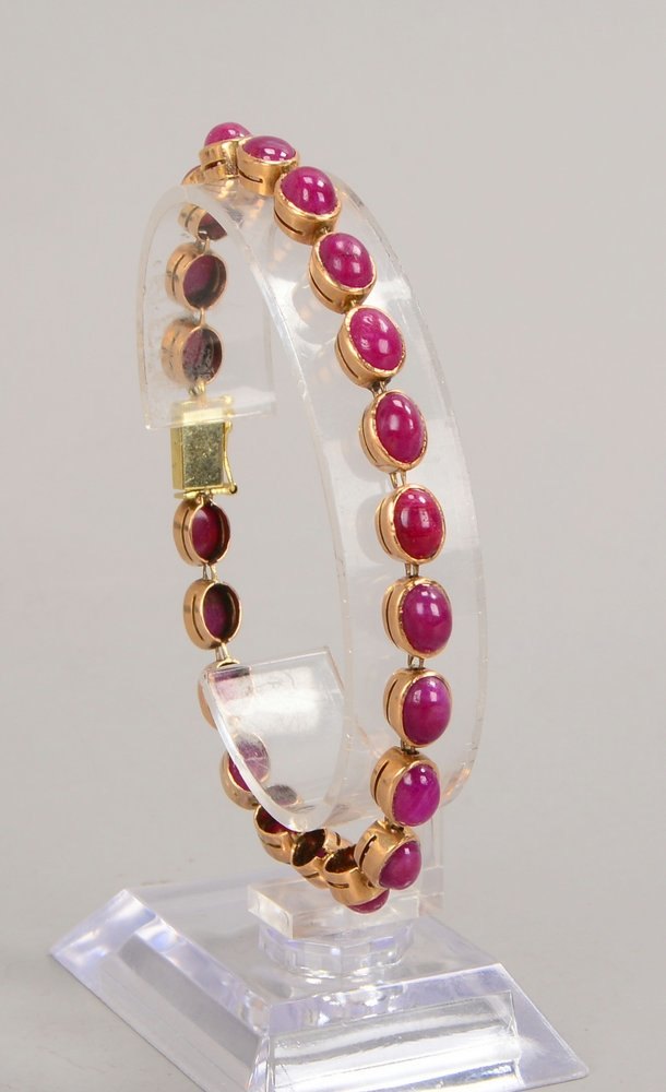 Armband, 585 GG (gest.), mit 21x Rubin-Cabochons, Steckschließe; Länge 19 cm