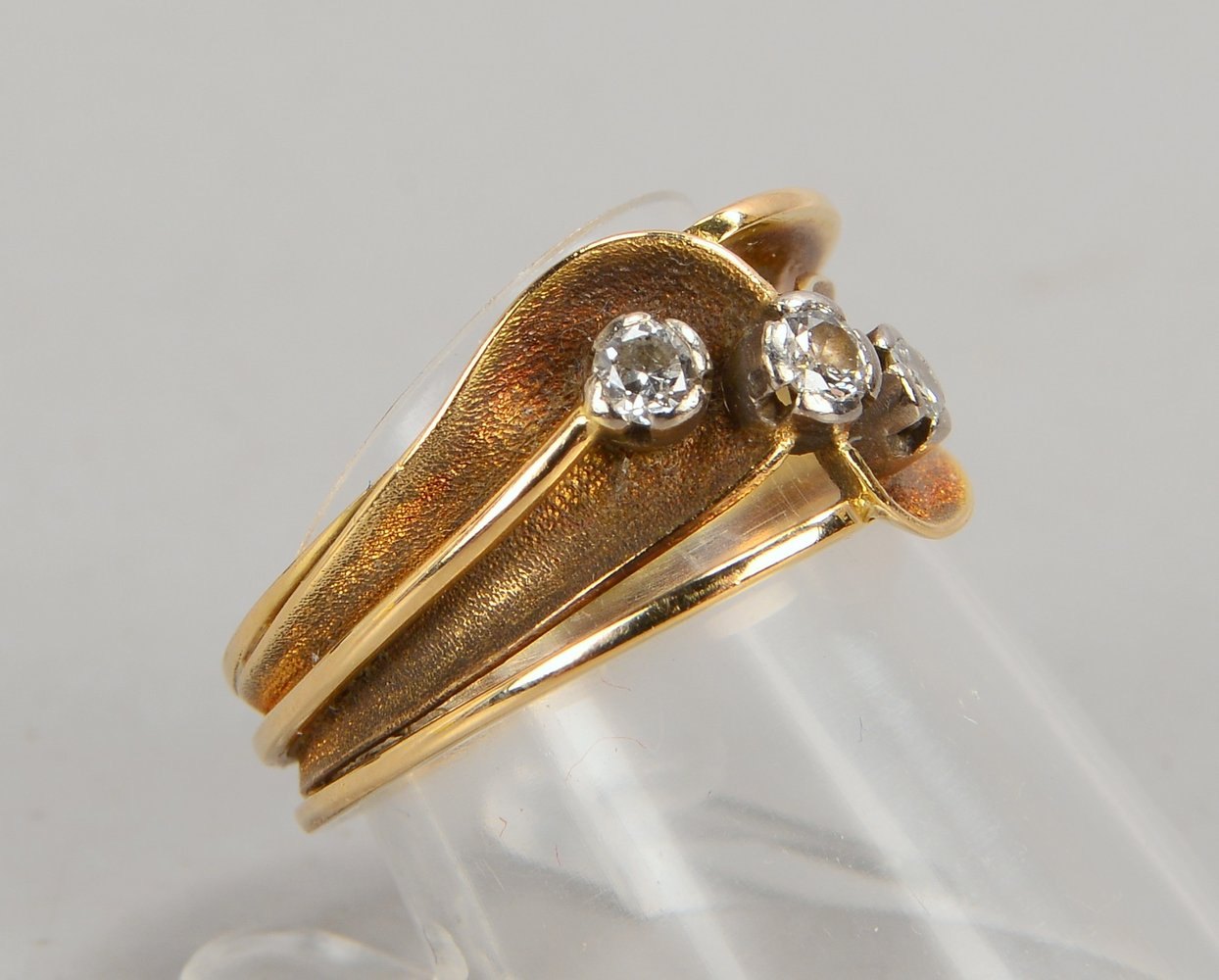 Ring, 585 GG (gest.), mit 3-fachem Diamantbesatz; RG 56, Gewicht 5 g