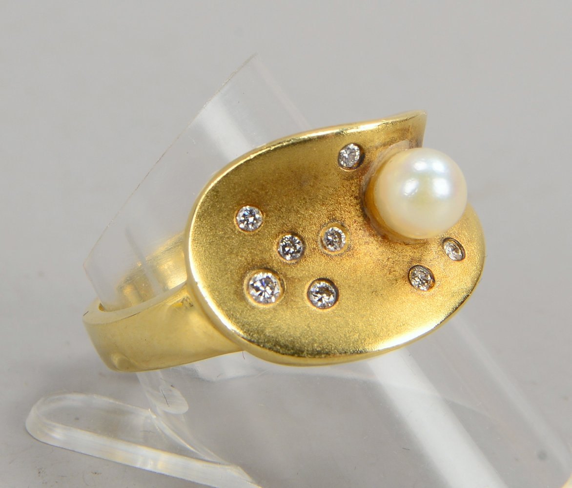Ring, 585 GG (gest.), mit Perle und 8x Diam./zus. 0,14 ct; RG 56/57, Gew. 10,30 g