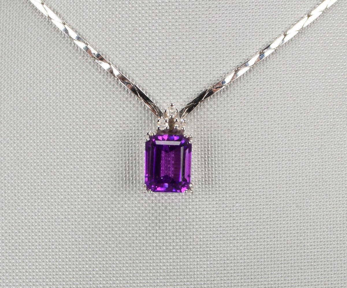Collier, 585 WG (gest.), mit Amethyst und 3x Diamanten, mit Steckschließe; Länge 44 cm