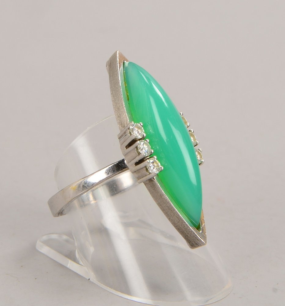 Ring, 585 WG (gest.), besetzt mit Chrysopras-Cabochon und 6x kl. Brill.; RG 56