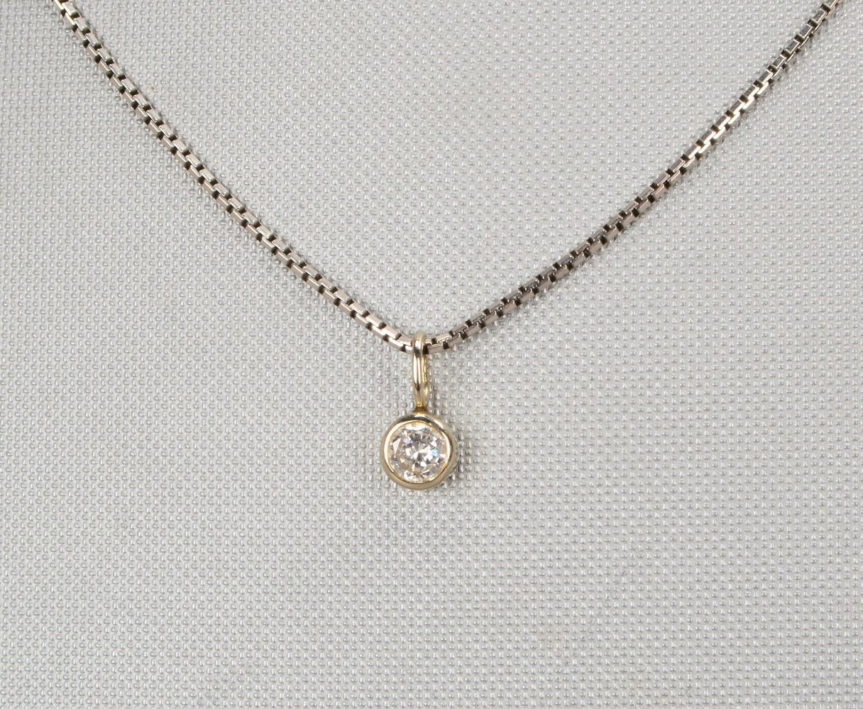 Halskette mit Anhänger, 585 WG (gest.), Anhänger mit Brillant von ca. 0,30 ct