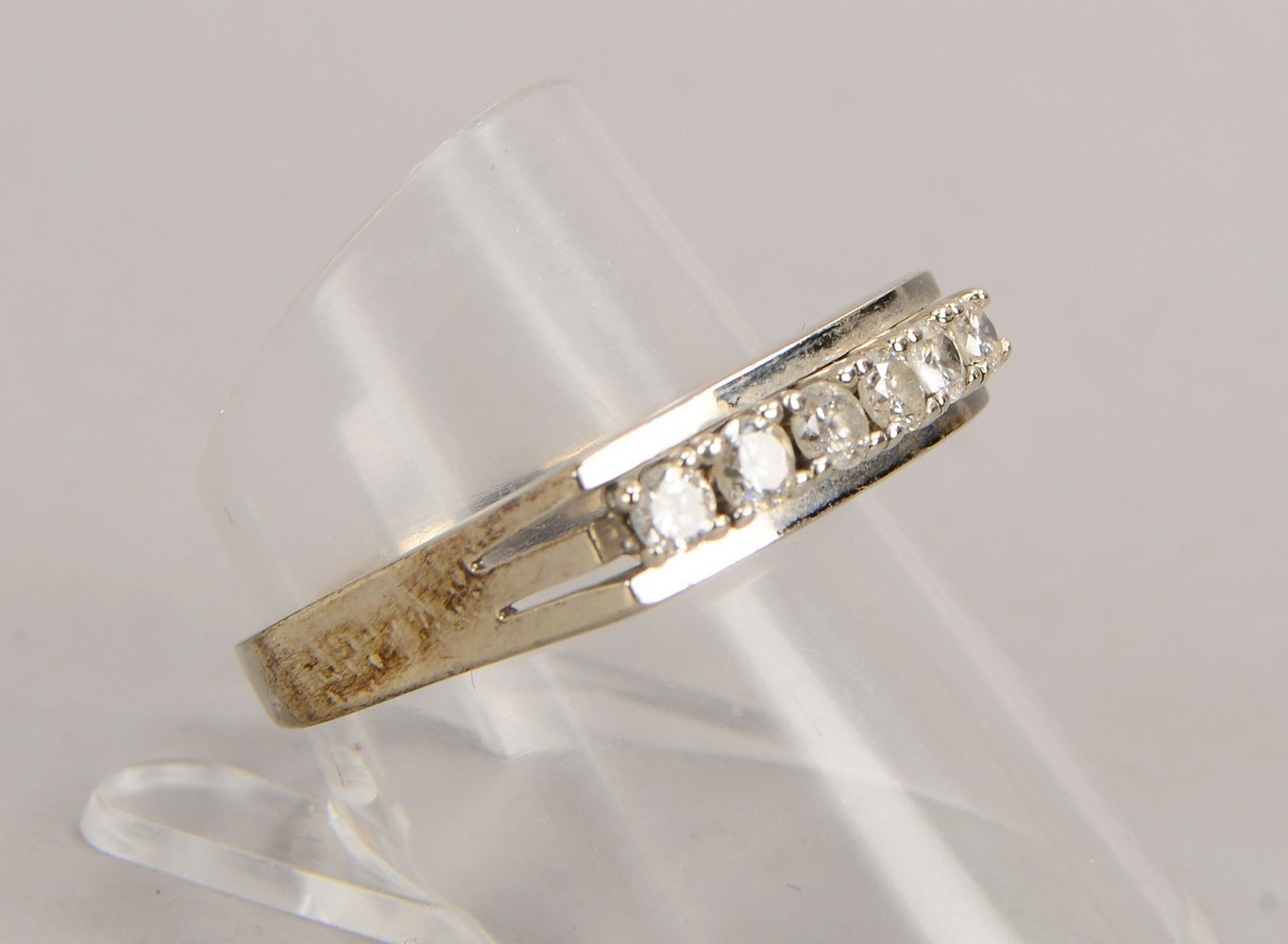 Ring, 585 WG (gest.), besetzt mit 6x kl. Brillanten; RG 59, Gewicht 3,60 g