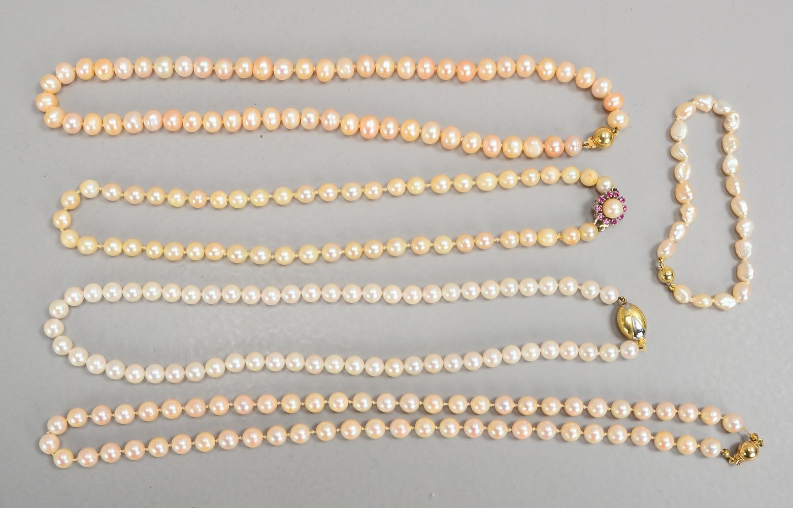 Perlenschmuck-Konvolut, mit Goldschließe, 5 Teile: 4x Halsketten/1 Armband