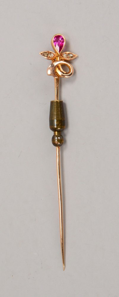 Anstecknadel, 12 kt Gold (gest.), mit Rubinbesatz und Diamantsplittern