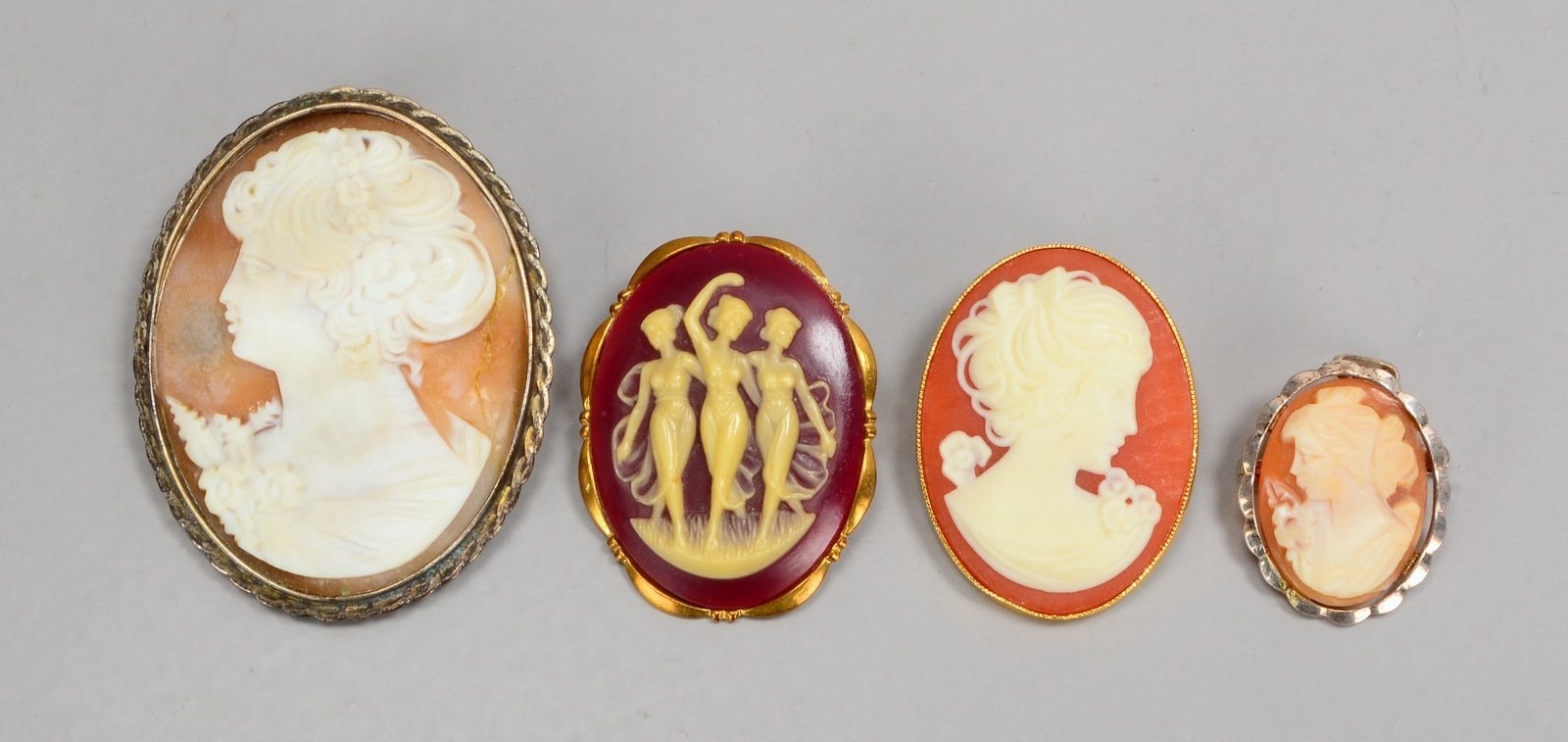 4x Broschen, mit versch. Kameebesatz ('Portraits'): 2x Silberfassung, 3x Metall