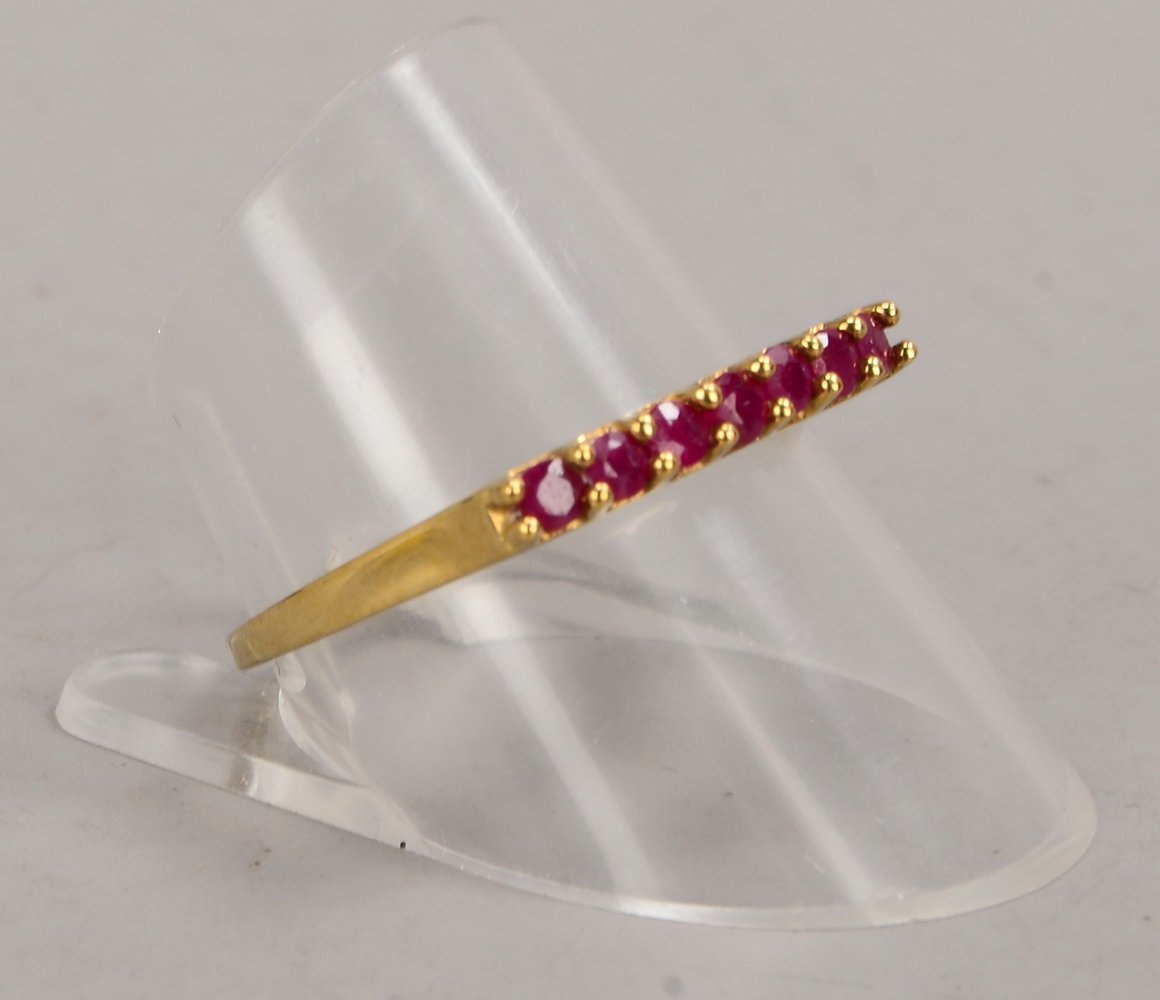 Ring, 333 GG (gestempelt), mit 7-fachem Rubinbesatz; RG 60, Gewicht 1,40 g