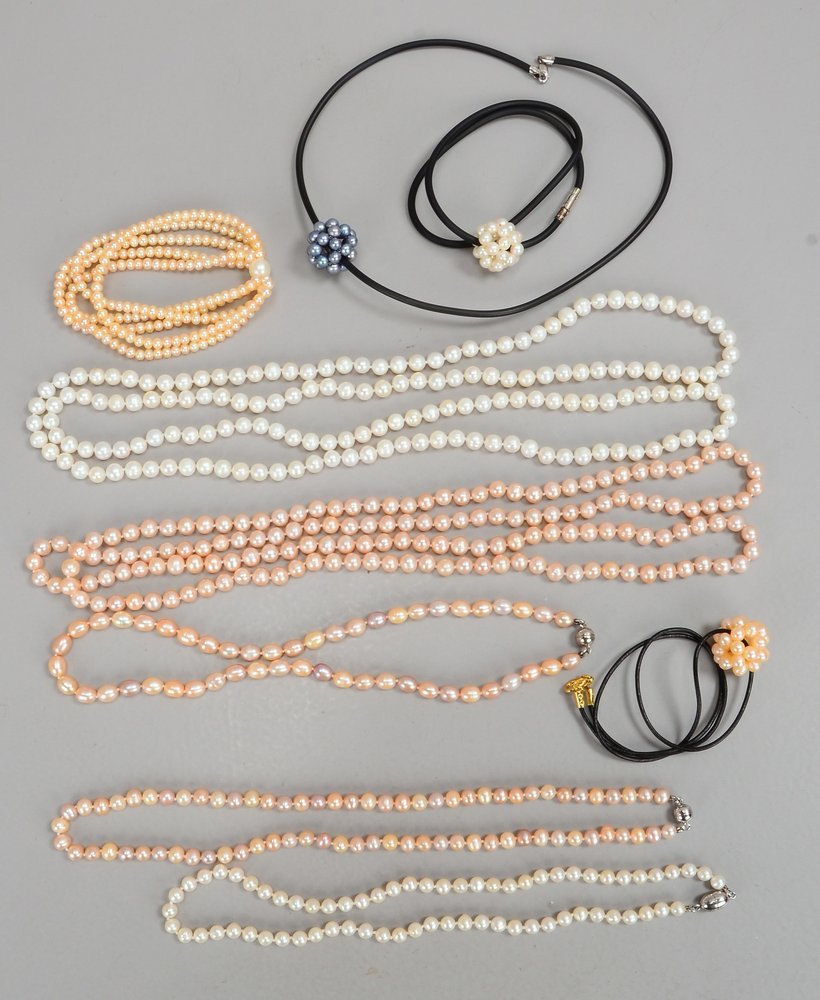Kleines Perlenschmuck-Konvolut, 8x Halsketten und 1x Armband; unterschiedliche Längen